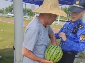 老人路边吃瓜,见证老人悠闲生活的一角