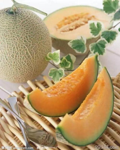 吃菠萝跟哈密瓜,夏日果香的双重享受”